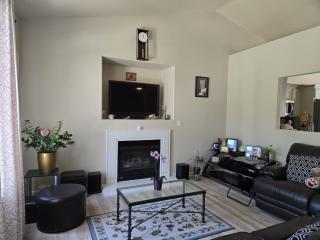 Parkside Paradise - Stockton - 3
