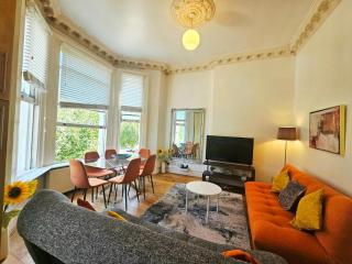 Charming Home with Private Balcony, on 1st floor, with 2 Bathrooms, 3 min walk to Earl's Court Station - 4