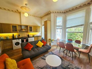 Charming Home with Private Balcony, on 1st floor, with 2 Bathrooms, 3 min walk to Earl's Court Station - 3
