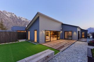 Winter Getaway with Mountain Views, 30mins to Ski, 500mbps Wifi, Washer & Dryer -  - 0