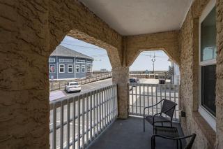 Luxury 1-Bedroom in Seaside Heights Perfect Location on the boardwalk, watch the waves from the porch! - Seaside Heights - 8