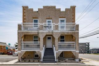Luxury 1-Bedroom in Seaside Heights Perfect Location on the boardwalk, watch the waves from the porch! - Seaside Heights - 3