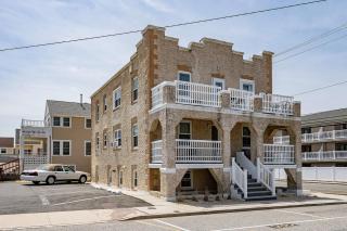 Luxury 1-Bedroom in Seaside Heights Perfect Location on the boardwalk, watch the waves from the porch! - Seaside Heights - 2