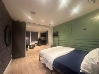 Sleek 1BD Retreat Near Heathrow & Elizabeth Line - 4