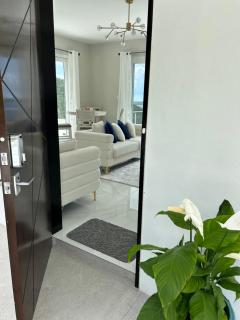 Zafira Luxe - Road Town - 7