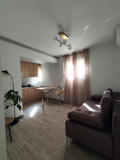 Stylish Central Studio - Larisa - 0