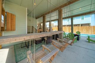 Swinging Easy by Avantstay Private Pool Firepit Balcony - 8
