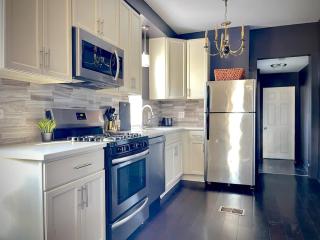 Spacious 7-Bedroom Home in Evanston - Evanston - 1