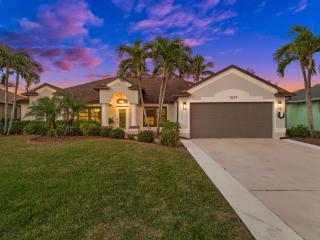 Resort Style House with Canal, Heated Pool, Games - Cape Coral - 3