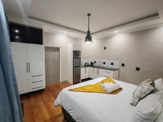 3 Cradock Road - - 3