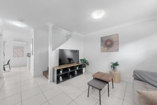 Modern Homely Townhouse with Pool Access & Free WIFI - 8