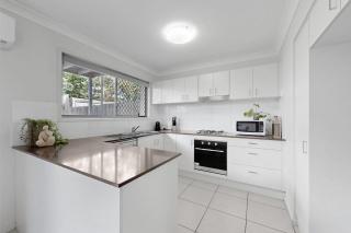 Modern Homely Townhouse with Pool Access & Free WIFI - 7