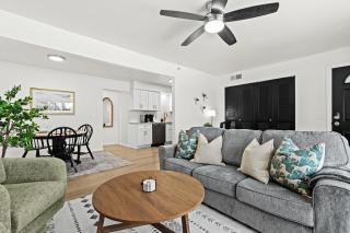 Comfy 1BR Retreat with King Bed in Royal Oak - Royal Oak - 0
