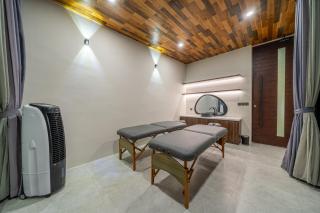 Tropical Escape in Berawa - Brand New 4BR Villa with Lush Garden and Pool - Dalung - 3
