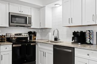 Stylish 1BR Upper Flat in the Heart of Royal Oak - Royal Oak - 7