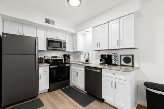 Stylish 1BR Upper Flat in the Heart of Royal Oak - Royal Oak - 2