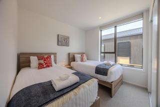 Luxurious Townhouse Just Minutes From Lake Wanaka - Wanaka - 2