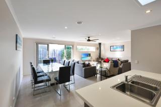 Casa Laut Family friendly short walk to the beach Pets upon agreement Sleeps 6 - Indented Head - 8
