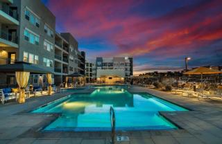 TWO Stylish Westgate CozySuites by stadium with pool! - Glendale - 9