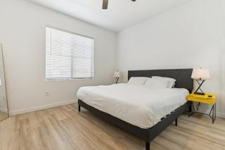 CozySuites Glendale by the stadium with pool 19 - 2