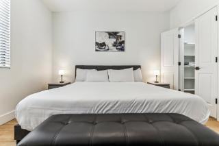 CozySuites Glendale by the stadium with pool 21 - 8