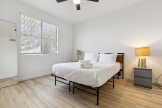 CozySuites Glendale by the stadium with pool 29 - Glendale - 4