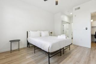 CozySuites Glendale by the stadium with pool 29 - Glendale - 5