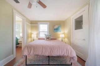 Serene Beachy Bungalow with Large Screened Porch! - Tampa - 8