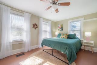 Serene Beachy Bungalow with Large Screened Porch! - Tampa - 9