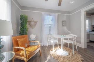 Serene Beachy Bungalow with Large Screened Porch! - Tampa - 5