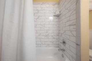 Serene Beachy Bungalow with Large Screened Porch! - Tampa - 4