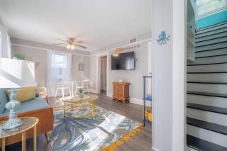 Serene Beachy Bungalow with Large Screened Porch! - Tampa - 2