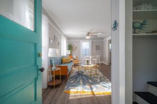 Serene Beachy Bungalow with Large Screened Porch! - Tampa - 1