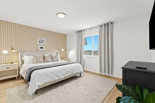 Renovated 1BR Upper Flat Modern King Suite - Royal Oak - 9