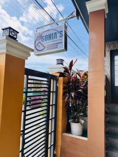 Comfy Stay with Wifi Netflix Kitchen Free Parking at Sonia's Island Stay - 2