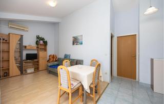 1 Bedroom Stunning Apartment In Podgora - 3