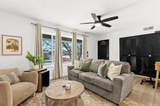 Cozy Upper Flat King Bed in Central Location - Royal Oak - 0