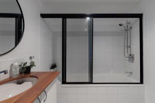 City Retreat with Parking - Launceston - 7