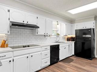 Cozy 3BR Poolside Getaway in Broken Bow - 8