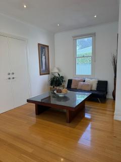 Spacious self contained house walking distance-CBD - 8