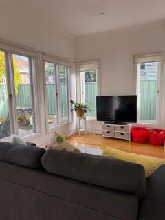 Spacious self contained house walking distance-CBD - 4