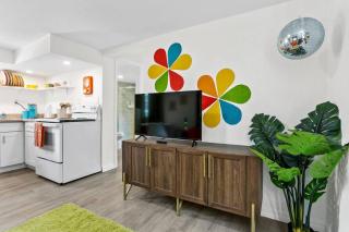 That 70’s Themed Apt Close to Coffee, Food + Shops - Tampa - 4