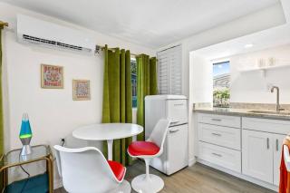 That 70’s Themed Apt Close to Coffee, Food + Shops - 1