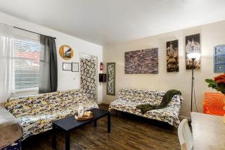 Charming 1BR Hollywood Apt – Sleeps 4 - 1