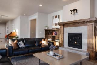 Hot-Tub - Modern 5BDR Family Retreat - Sleeps 11 - Redmond - 0