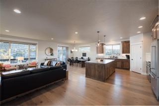 Hot-Tub - Modern 5BDR Family Retreat - Sleeps 11 - Redmond - 9
