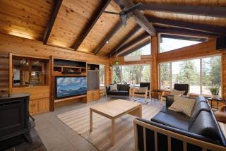 Modern Spacious Cabin Nestled on Several Acres of Scenic Land - Sisters - 0