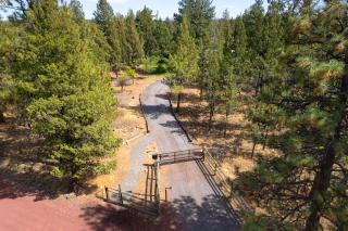 Modern Spacious Cabin Nestled on Several Acres of Scenic Land - Sisters - 4