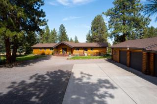 Modern Spacious Cabin Nestled on Several Acres of Scenic Land - Sisters - 1