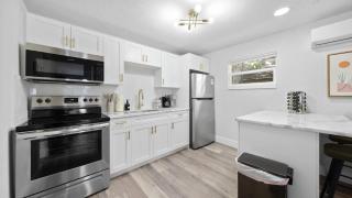 Modern-Retro Themed Home Close to Coffee + Food! - 8